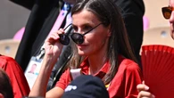 La Reina Letizia rompe su norma de estilo (y protocolo) para estrenar gafas de sol rebajadas en el partido de Alcaraz