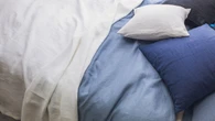 Cómo limpiar edredones y almohadas sin usar la lavadora