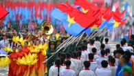 Vietnam conmemora 50 años de reunificación con despliegue militar, mientras equilibra relaciones con EE UU y China.