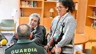 Una anciana se reencuentra con el Guardia Civil que la rescató durante la DANA: "Nunca lo olvidaremos, nos ha salvado"