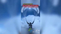 La rocambolesca aventura de un parapentista chino: es arrastrado por una nube hasta 8.500 metros de altitud