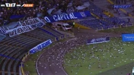 La insólita protesta de los hinchas de Millonarios en Colombia: lluvia de zapatillas sobre el campo