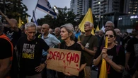Familias de rehenes israelís bloquean varias carreteras del país antes de acampar junto a Gaza como protesta