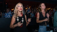 Carmen Lomana deslumbra en el concierto de Miguel Bosé en Marbella con un look veraniego que grita glamur eterno