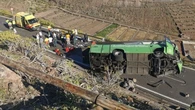 Muere una persona y varias resultan heridas al volcar un autobús en La Gomera