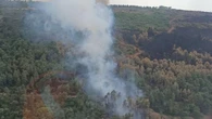 Diez unidades de bomberos y 5 medios aéreos combaten un fuego en Valdecaballeros (Badajoz)