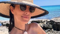 Nos hemos enamorado del bañador de firma francesa que Sassa de Osma ha metido en su maleta de vacaciones