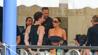 Orlando Bloom, muy cómplice con Kim Kardashian en la boda de Jeff Bezos tras su ruptura con Katy Perry