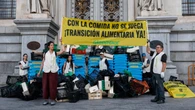 Greenpeace denuncia la detención de 5 activistas que han bloqueado con cajas la puerta principal de Agricultura