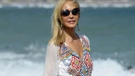 Carmen Lomana es la diva de Marbella (y de la playa) con el bañador negro que más estiliza a cualquier edad