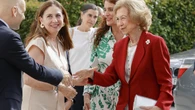 El look de verano más sofisticado de la Reina Sofía: blazer carmesí, pantalón ancho y joyas icónicas