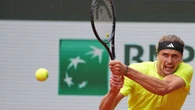 El golpe imposible de Zverev en Roland Garros: toca el poste por el lateral... Pero termina entrando