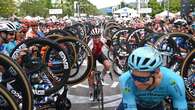 Espectacular pasillo de honor con bicis en alto para despedir a un ciclista español en China