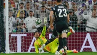 La polémica del Real Madrid - Arsenal: el penalti que pitó el VAR por agarrón de Asencio y el que el árbitro anuló por el de Rice a Mbappé