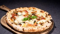 Huyen de una pizzería sin pagar, la dueña las localiza y lucha de esta manera por su dinero