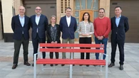 Santander dona bancos fabricados con tarjetas recicladas a Paiporta, Aldaia y Catarroja