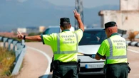 Un guardia civil alerta: estos son los comportamientos más peligrosos de los copilotos de un coche