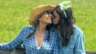 El padre de Miley Cyrus y la actriz Elizabeth Hurley ¡juntos!: ¿Por qué nadie se lo cree?