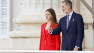 La Princesa Leonor deja a un lado su uniforme militar por este traje rojo más español (y Letizia) para un día tan importante