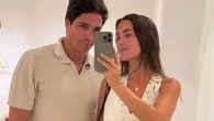 María Pombo se ha llevado a Menorca el conjunto blanco con sello español que realza el bronceado al instante