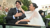 Claudia Ula, la novia más estilosa del fin de semana, deslumbra con un vestido asimétrico y velo XXL en su boda en Zahara
