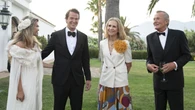 La Infanta Elena, invitada de boda en Marbella con un look sobrio y sofisticado: blazer blanca, broche floral y guiño setentero