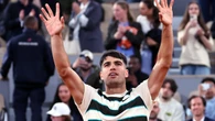 Alcaraz desatado: gana a Marozsan, entona el famoso cántico de Roland Garros, que es un pasodoble español... Y el público le sigue
