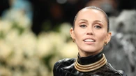 La tendencia que no vimos venir: el contouring vuelve y Miley Cyrus lo pone sobre la mesa (y en la alfombra roja)