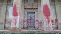 Pintura roja y pintadas contra el fascismo sobre el Monumento a los Caídos de Pamplona