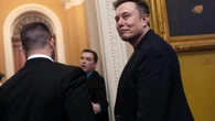 Musk bloquea las tarjetas del personal de las bases de EEUU en Italia y deja las cuentas en un dólar