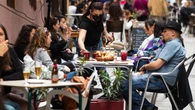 Un grupo de 17 personas se marcha sin pagar una cuenta de más de 400 euros y pone una reseña en internet