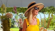 Solo Carmen Lomana puede transportarnos a los años 60 con vestido pichi y seguir siendo la más glamourosa de Marbella