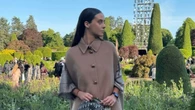 Victoria Federica se adelanta al otoño desde el desfile de Dior en Escocia con vaqueros mega anchos y la capa más pija