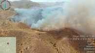 Batalla por tierra y aire contra el incendio desatado en los montes de Lubrín (Almería)