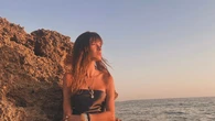 Sara Carbonero tiene el vestido lencero (más romántico) para llevar con sandalias planas en las noches de verano