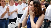 Ayuso ya ha sacado del armario su vestido más veraniego: azul klein, corte cruzado y de su firma catalana favorita
