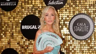 Las sandalias doradas de tacón sensato (y españolas) de Carmen Lomana son su calzado favorito de verano