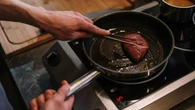 Un carnicero revela los tres “errores garrafales” que se cometen al cocinar la carne: “Estás perdiendo sabor”