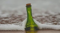 Una niña encuentra un mensaje en una botella tras 7 años en el mar: esto es lo que ocurre después