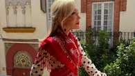 Carmen Lomana también se viste de flamenca con traje de lunares (y alpargatas) para derrochar estilo en la Feria de Abril