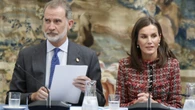 La Reina Letizia se olvida de las zapatillas por las bailarinas 'barefoot' españolas que son hasta elegantes con blazer parisina