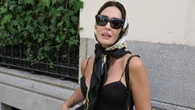 Vicky Martín Berrocal se apunta a la tendencia del pañuelo a la cabeza (al más puro estilo diva del cine) para una tarde de amigas en Madrid