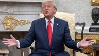 Trump amenaza con más aranceles a móviles en su guerra comercial con China