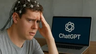 Un estudio del MIT concluye que la IA te hace más tonto: usar ChatGPT reduce un 47 % la conectividad neuronal