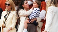 El tierno gesto del hijo de Rafa Nadal cuando su padre le ha cogido en brazos en la pista de Roland Garros