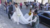 Ana Cristina Portillo brilla con un vestido de novia minimalista y una espectacular cola en su boda en Jerez