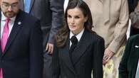 La Reina Letizia se empodera en Oviedo con un look masculino con guiño a 'Caiga quien caiga' con traje (y corbata)