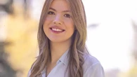 El espejo del alma de la Infanta Sofía: cejas rellenas, mechas finas y sonrisa diez