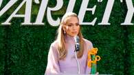 Jennifer Lopez deja a un lado los vestidos sexys y sorprende con un vestidazo de ensueño en tono lavanda pastel