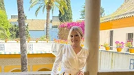Eugenia Martínez de Irujo lleva el conjunto blanco más cómodo y estiloso para una escapada de verano